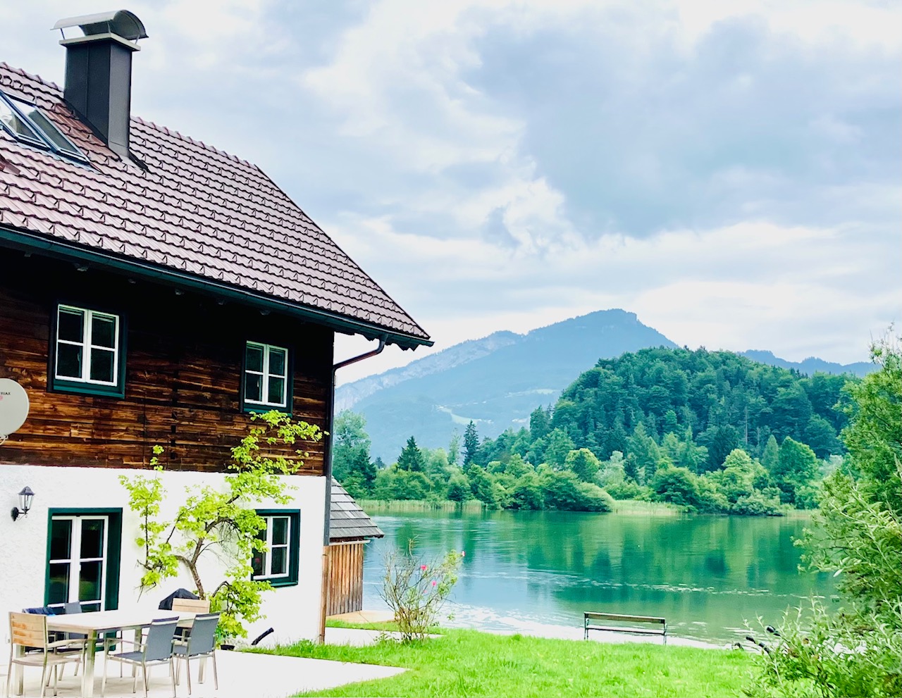 Ferienhaus seitlich am Wasser Ferienhaus am Hallstättersee.
