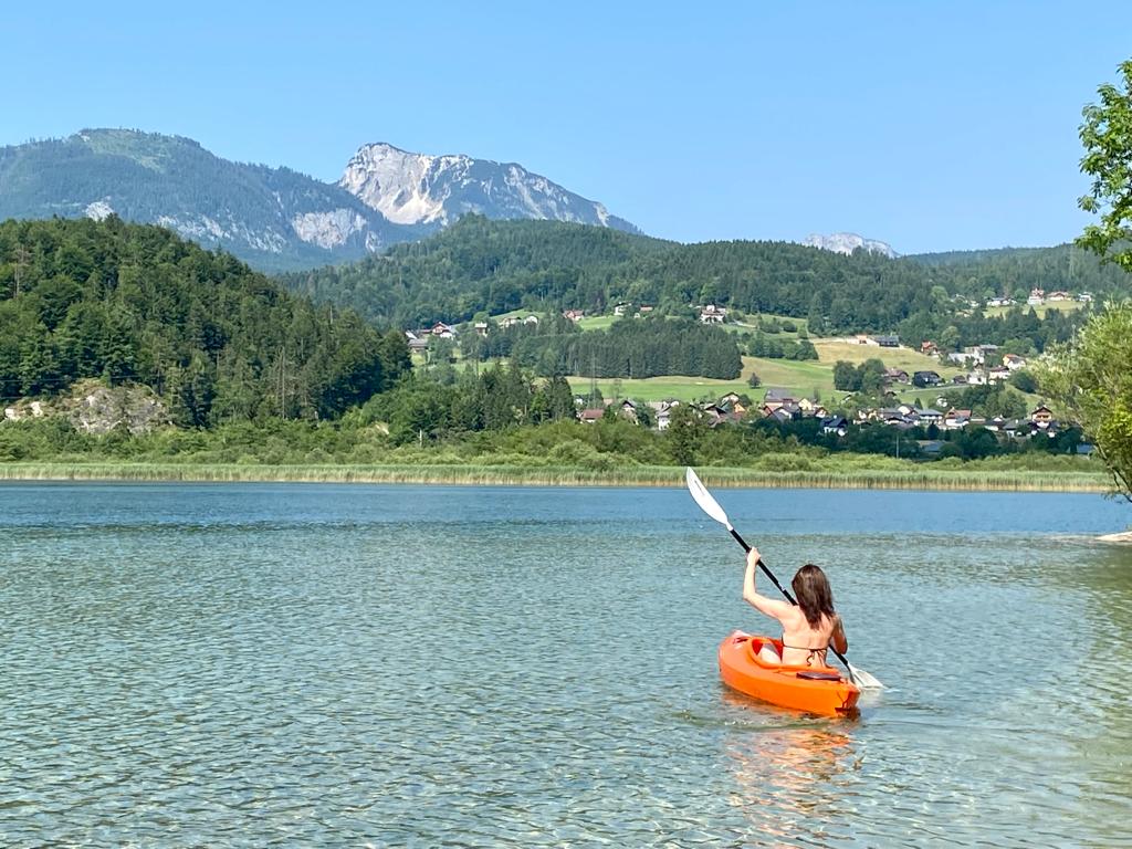 Kajak klares Wasser hellblau Salzkammergut Bootfahren Unterkunft (002)