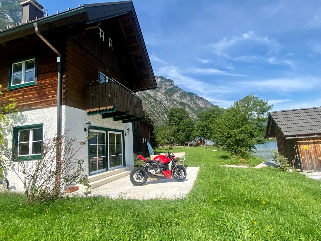 Motorad-auf-seeterrasse